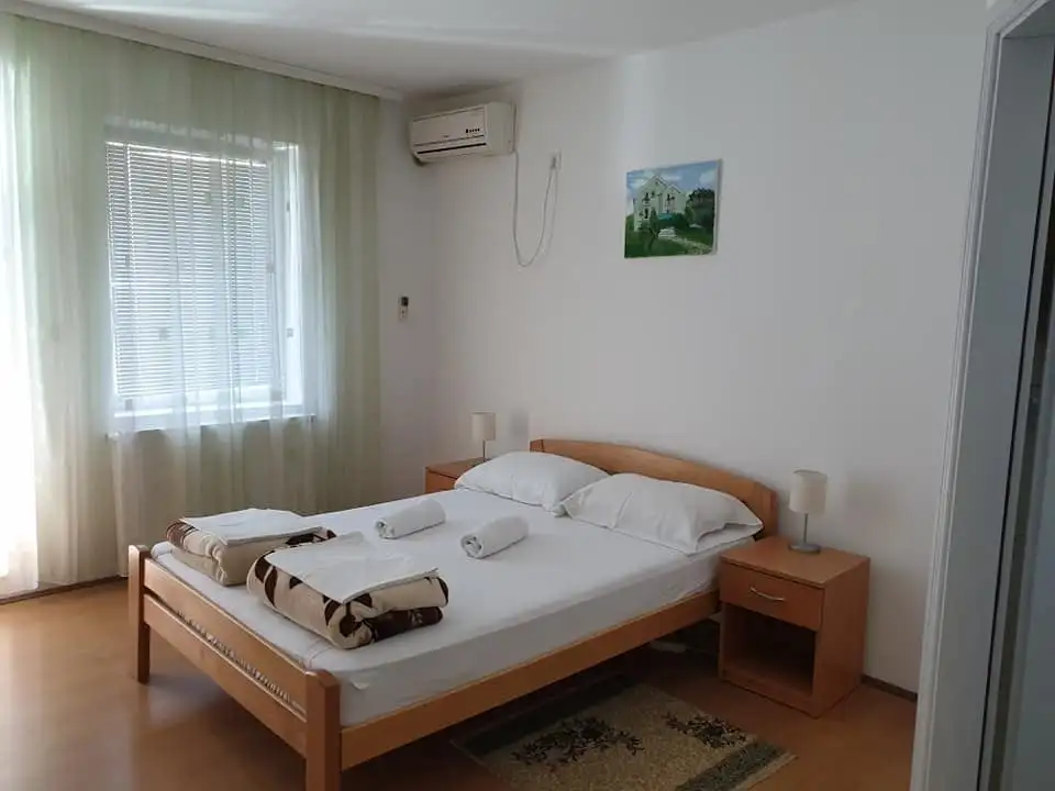 Dvokrevetna soba sa francuskim ležajem i klima uređajem
