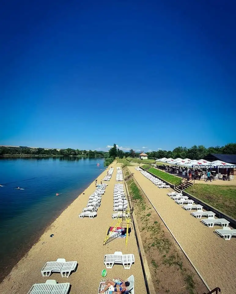 Plaža na Belocrkvanskom jezeru sa ležaljkama, pogled iz vazduha