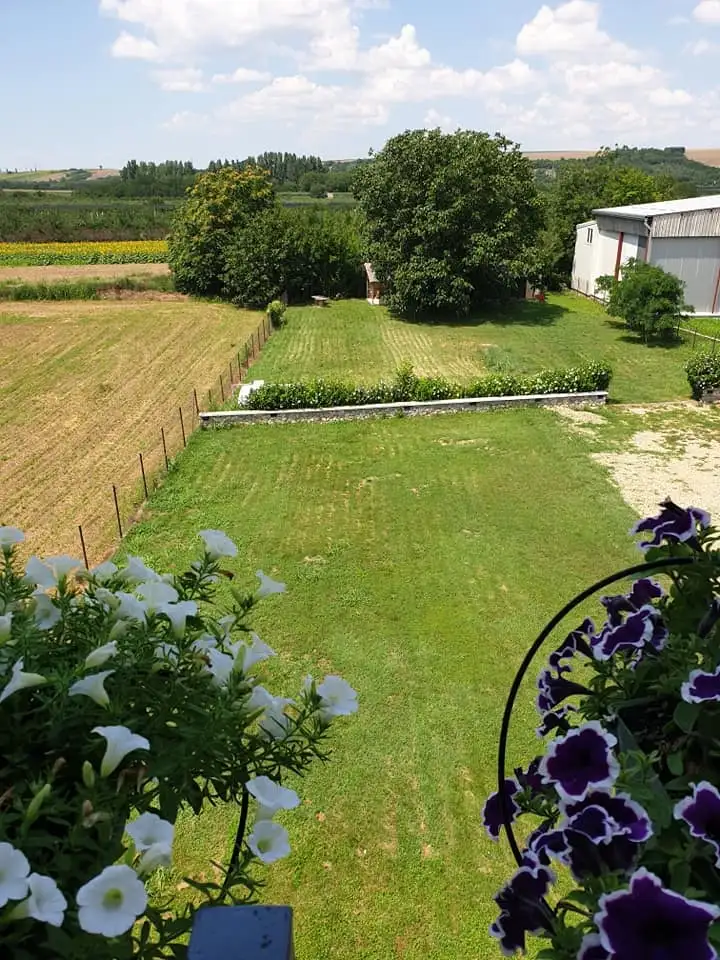 Pogled sa balkona na dvorište i polja oko vile